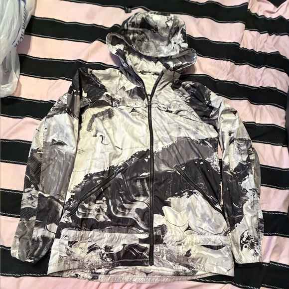 LuluLemon windbreaker Black and White Hooded - Picture 1 of 10
